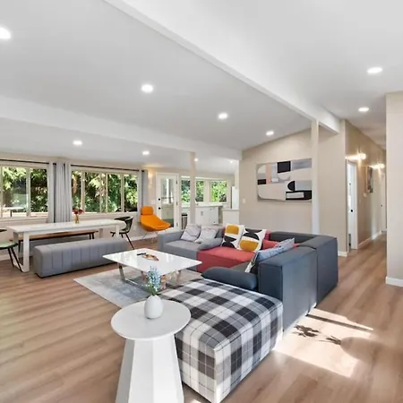 Stylish & Spacious Retreat In Downtown Bellevue